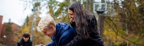 Teinit heittävät koripalloa