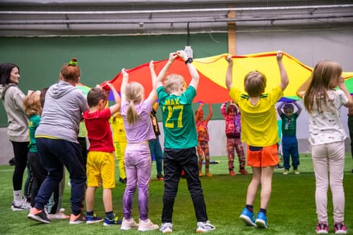 Lapsia liikuntatunnilla