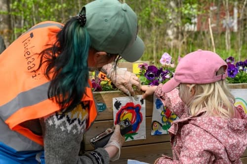 Askartelujen kiinnittämistä yhdessä