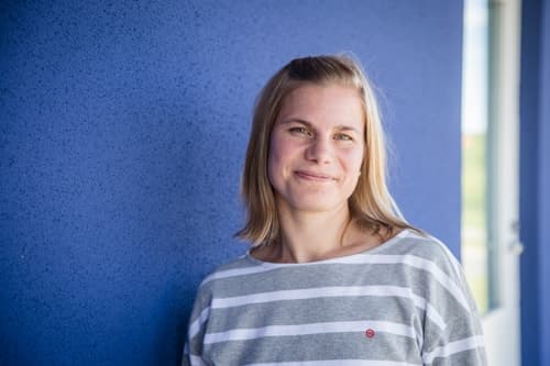 Viittomia tehdään kannettavan tietokoneen päällä.