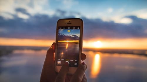 Henkilöitä tunnelissa kävelemässä poispäin