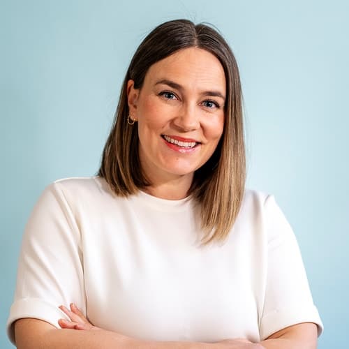 Nainen poseeraa hymyillen