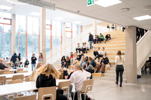 Nuoria koulun aulassa