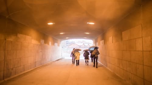 Henkilöitä tunnelissa kävelemässä poispäin